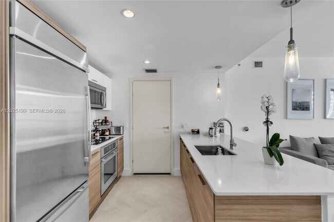 Building Photo - 1300 Brickell Bay Dr
