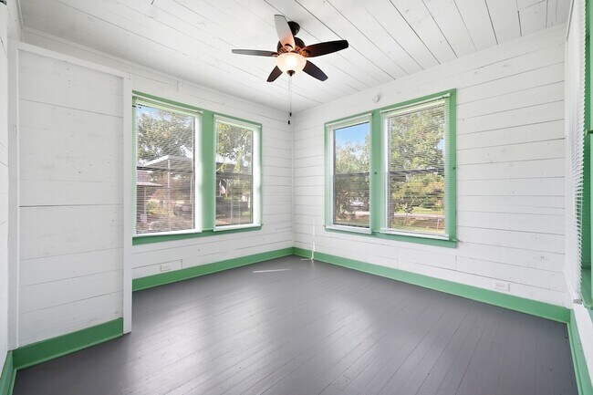 Building Photo - 313 S Blackwell St