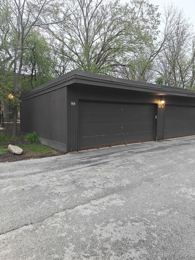 Building Photo - 5912 Greenview Rd