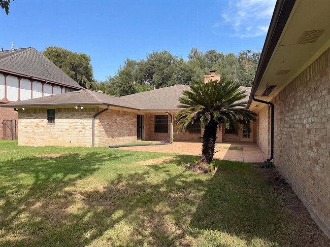 Building Photo - 4042 Greenbriar Dr