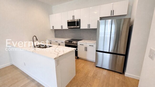 Building Photo - 3 Bed/2.5 Bath Home with Fenced Yard / Pet-Friendly / Available Now!