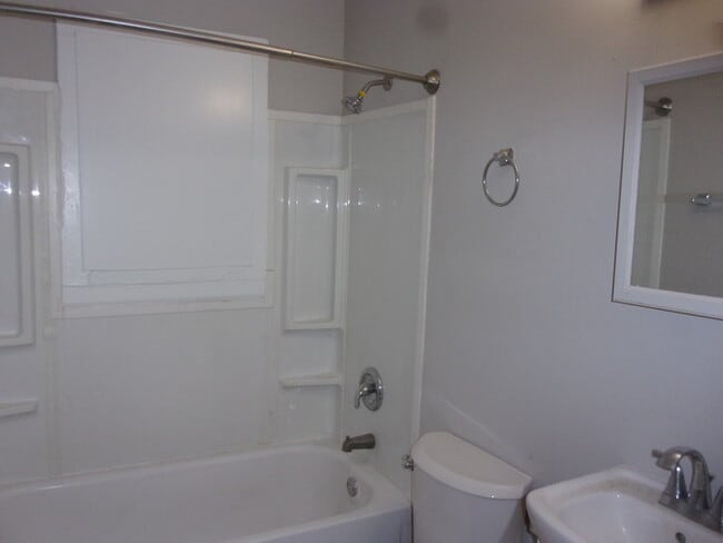 Building Photo - Recently Refreshed 2 Bedroom 1 Bath Home Minutes from Uptown Charlotte