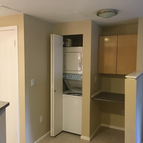 Building Photo - 425 Vine St