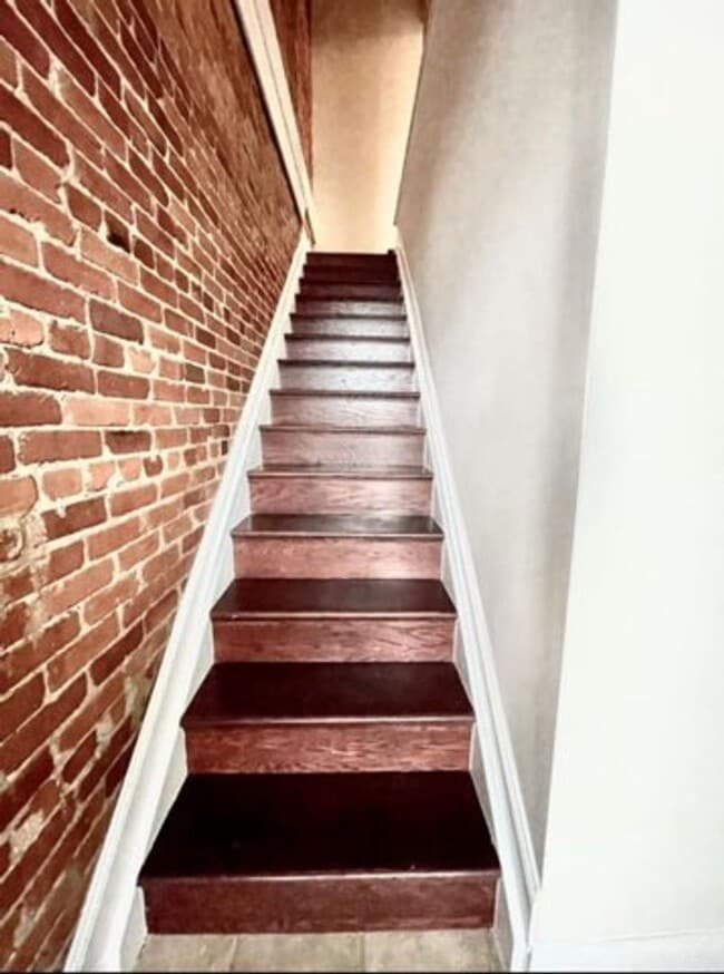 Building Photo - Shaw - Sunny 3 Bedrooms/Two full Baths