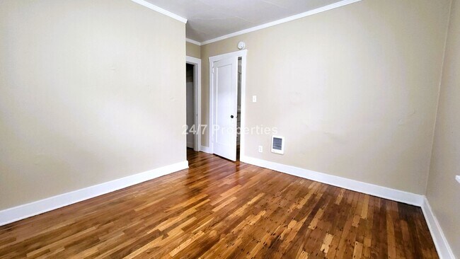 Building Photo - Vintage 1 BD | 1 BA End Unit - Hawthorne B...