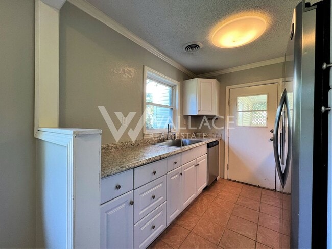 Building Photo - NO STEPS...RANCHER HOME LOCATED IN FOUNTAI...