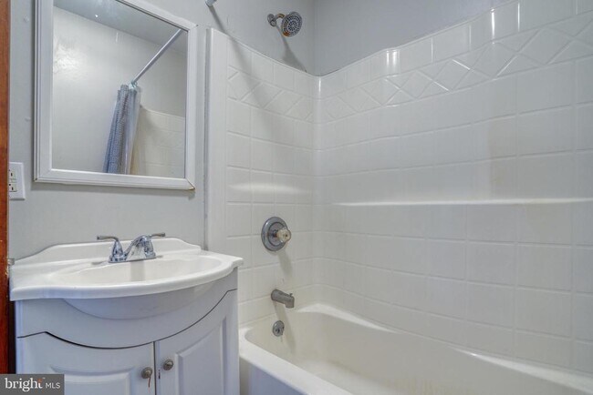 Building Photo - 1111 Bayview Rd