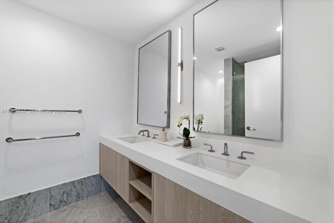 Building Photo - 9221 E Bay Harbor Dr