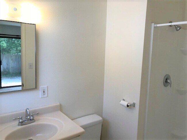 Building Photo - 541 Highland Dr