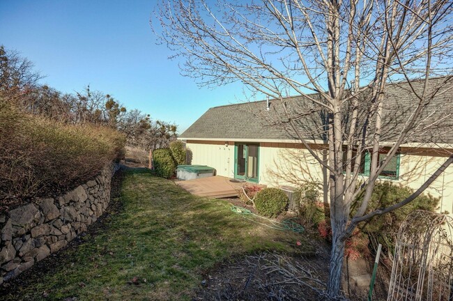 Building Photo - STUNNING 3000 sq ft HOME OFF HILLCREST RD