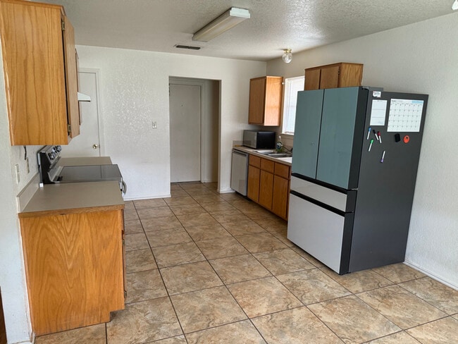 Building Photo - 4200 Lonesome Dove Dr