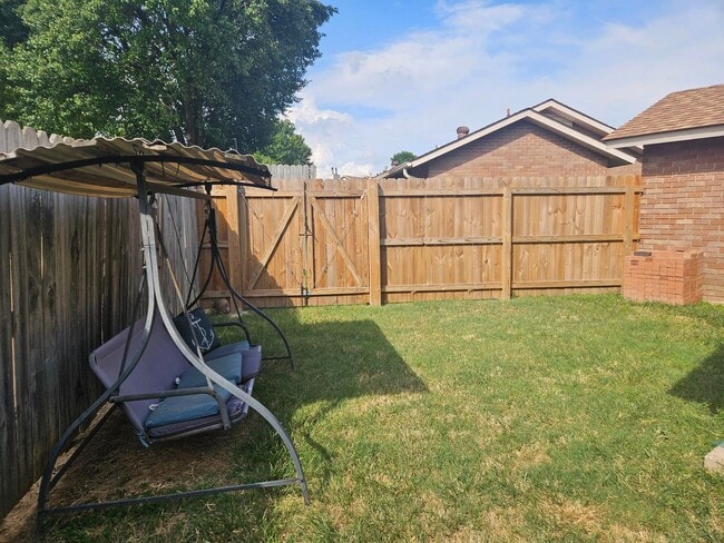 Building Photo - 2 or 3 Bed / 2 Bath Condo in Greenbriar Available Soon!