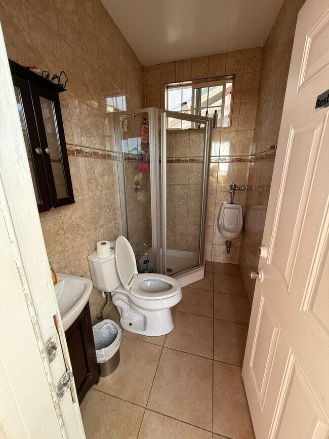 Building Photo - 4 bed 3 bath plus 2 Extra Bonus Rooms with full bathroom in the back yard