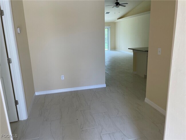 Building Photo - 533 SE 6th Pl