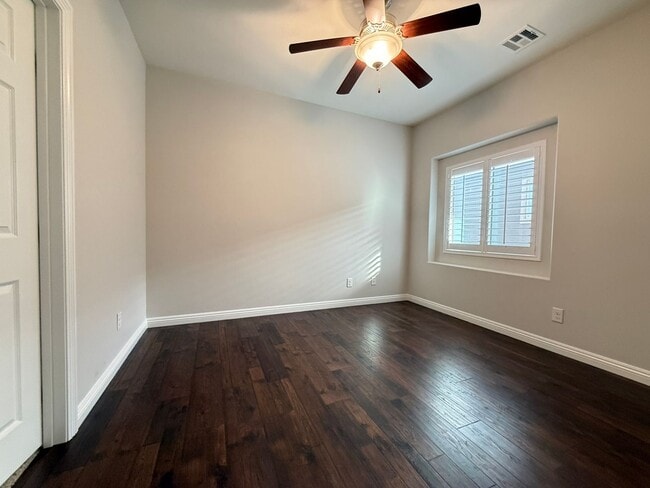 Building Photo - 132 Dunblane St