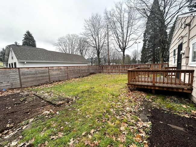 Building Photo - 3 Bedroom SE Portland Home!