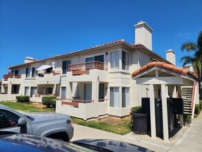 Building Photo - Vibrant 2 bedroom/2 bath condo in a great ...