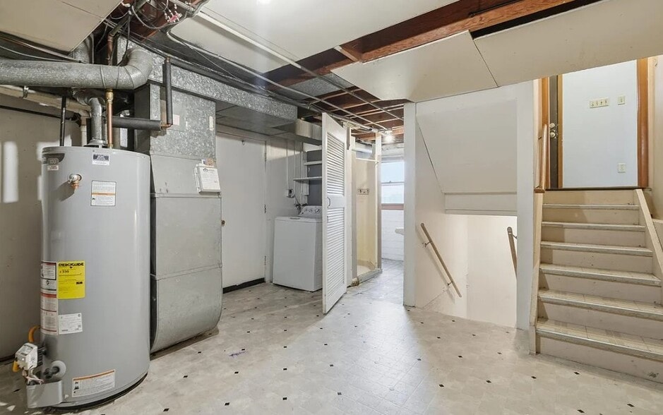 Maintenance/Laundry/Garage Landing - 1672 10th St NW