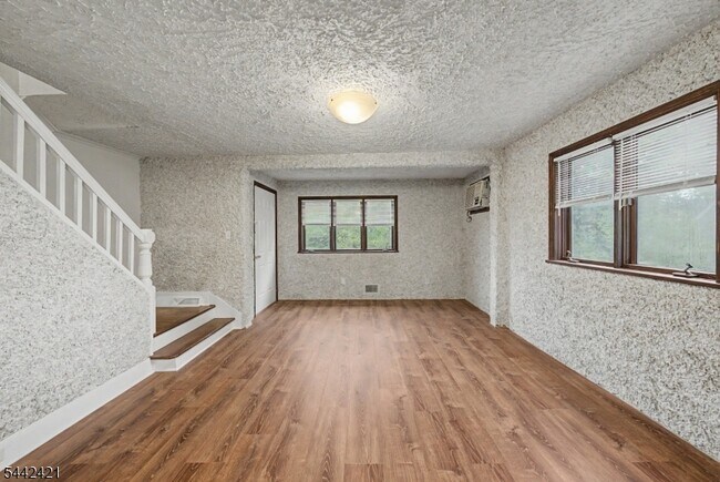 Building Photo - 242 W Hanover Ave