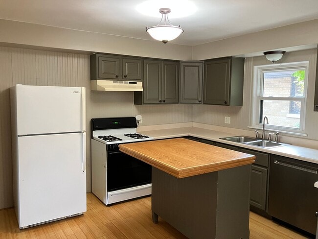 Building Photo - Lovely Single Family House in Kenosha