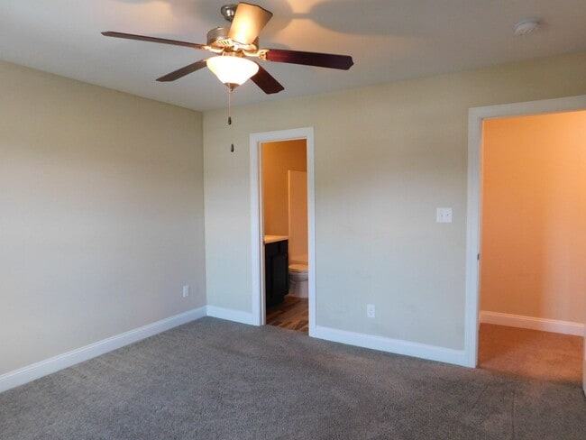 Building Photo - Like New Townhome!