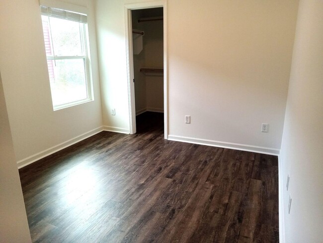 Building Photo - 712 Short Leaf