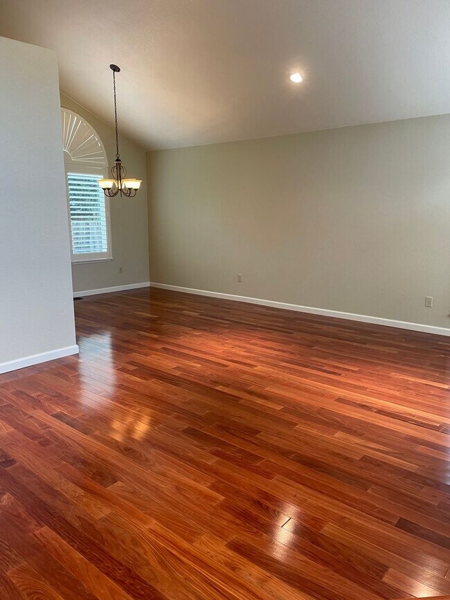 Building Photo - 4 bedroom 3 full bath Windsor Home!