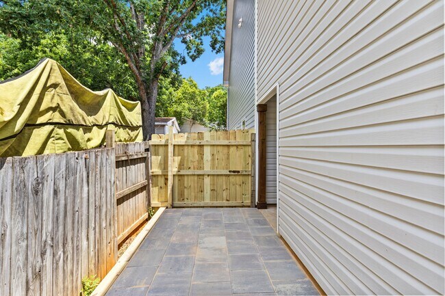 Building Photo - 2621 Midland Ave