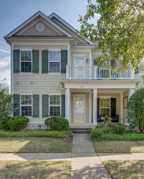 Beautiful End Unit with Balcony - 618 Springlake Dr