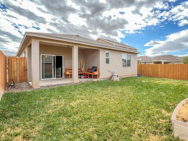Building Photo - Modern 3 Bed 2 Bath Home - Pet Friendly!