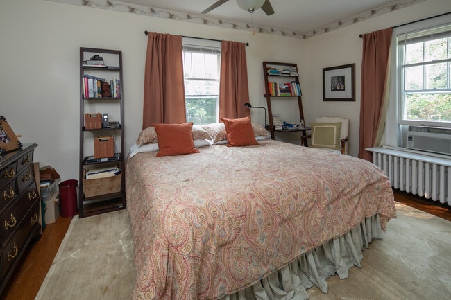 Building Photo - 10 Valley View Ave