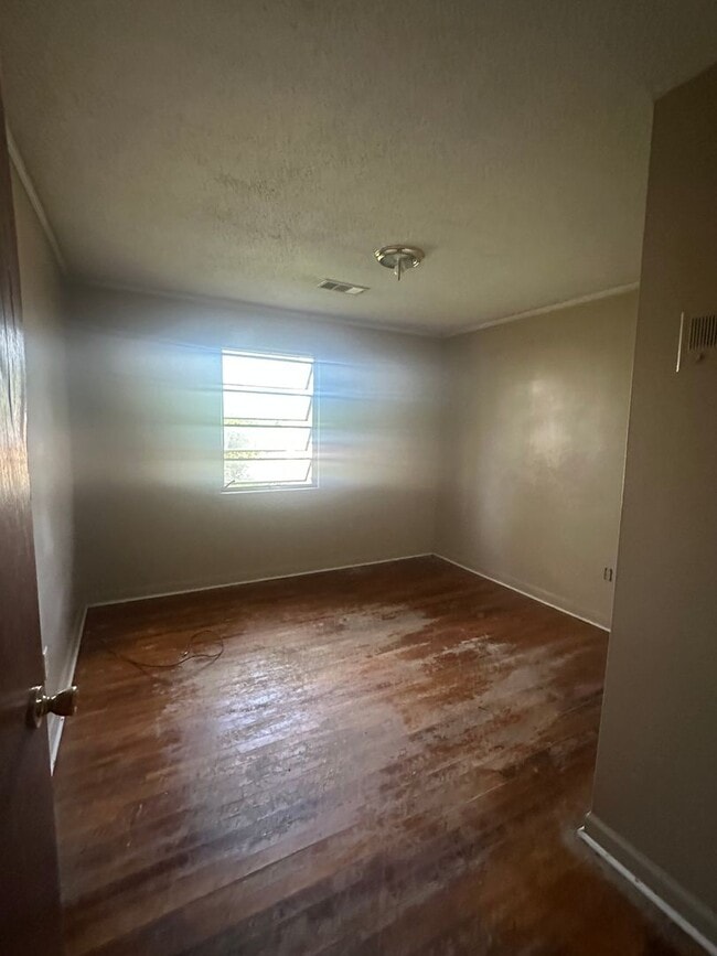 Building Photo - 3 Bed 2 Bath Brick House Coming Soon - Und...