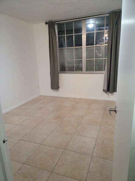 Building Photo - 13455 NE 10th Ave