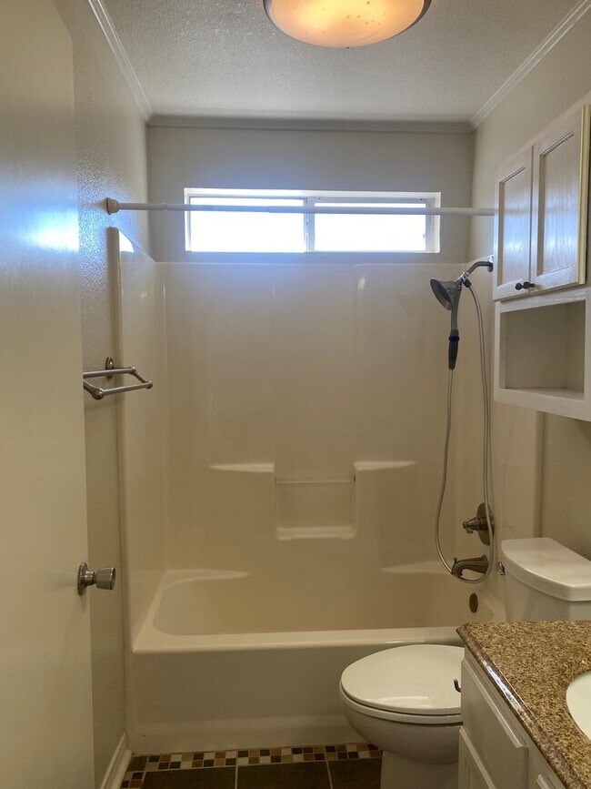 Building Photo - UPDATED 3 BEDROOM, EASY COMMUTE
