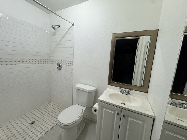 Building Photo - 726 Calle Nueva Vida