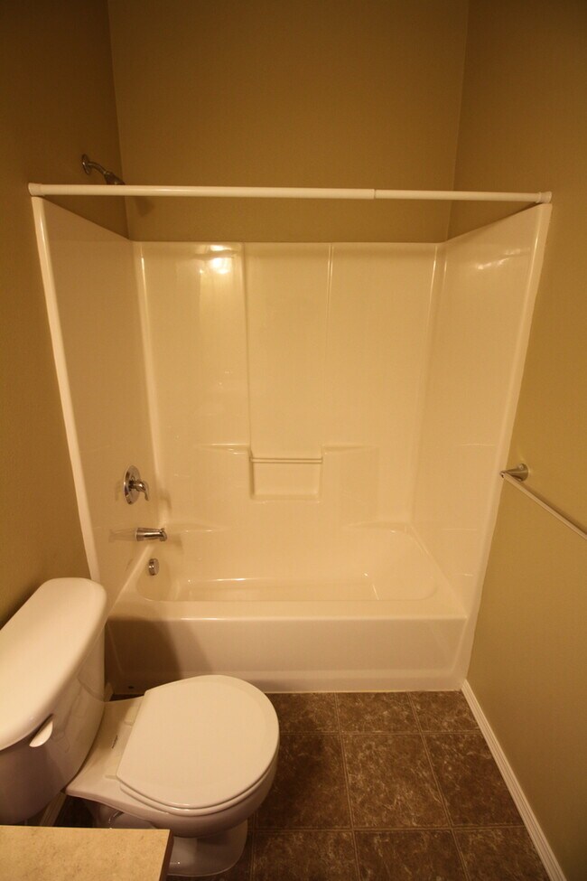 Building Photo - Newer Condo with 2 car Garage in S. Salem!