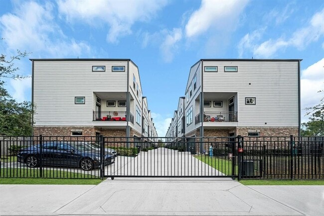 Building Photo - 734 W Donovan St