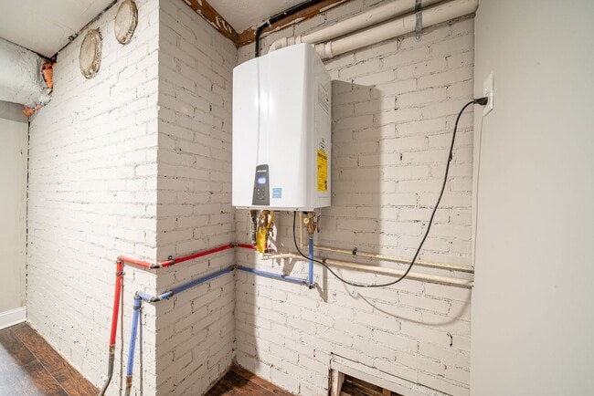 Building Photo - 4 bedroom/3 bath, 3711 sqft in Midtown!