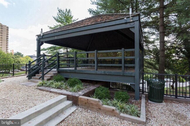 Building Photo - 205 Yoakum Pkwy