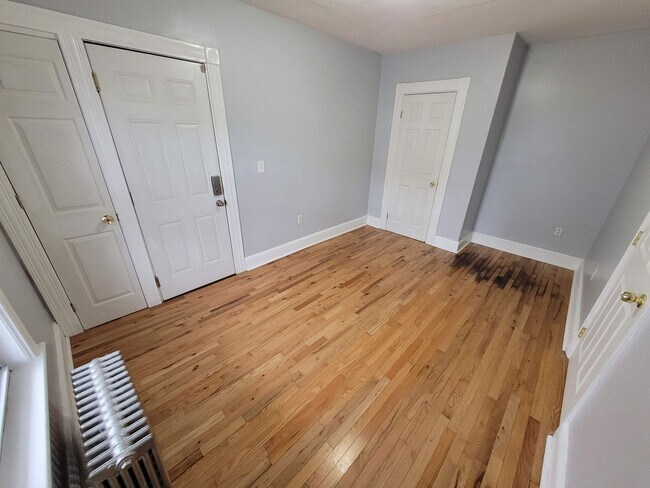 Building Photo - $2350 - 3 Bed / 1 Bath Condominium in Manchester's Somerville Neighborhood with 2 Car Off-Street ...