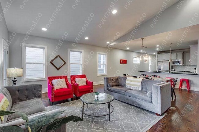 Building Photo - 3 bed / 3 bath home
