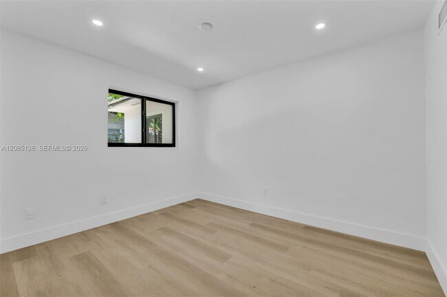 Building Photo - 1597 NE 143rd St