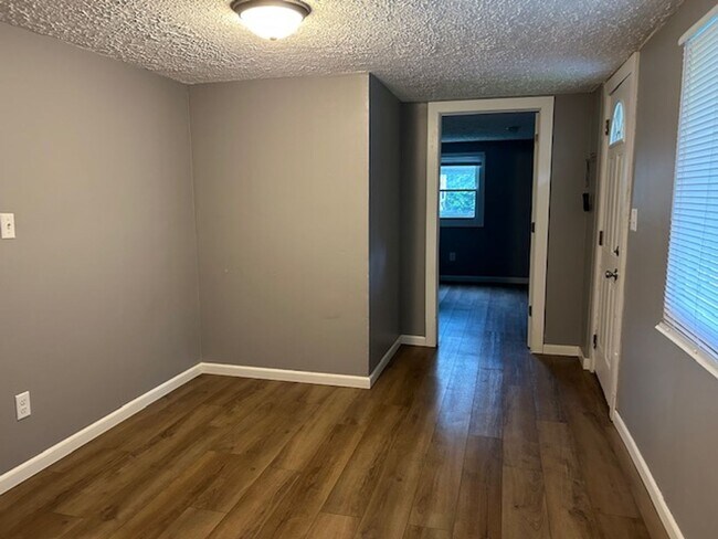 Building Photo - 3 Bedroom, 2 Bath Ranch Home w/Central Air
