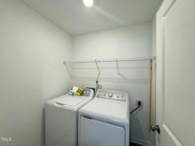 Building Photo - 414 Rowe Wy