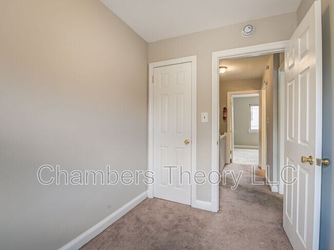 Building Photo - 1417 Downing St NE