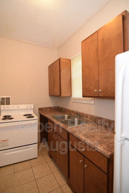 Building Photo - 2058 Battle Row