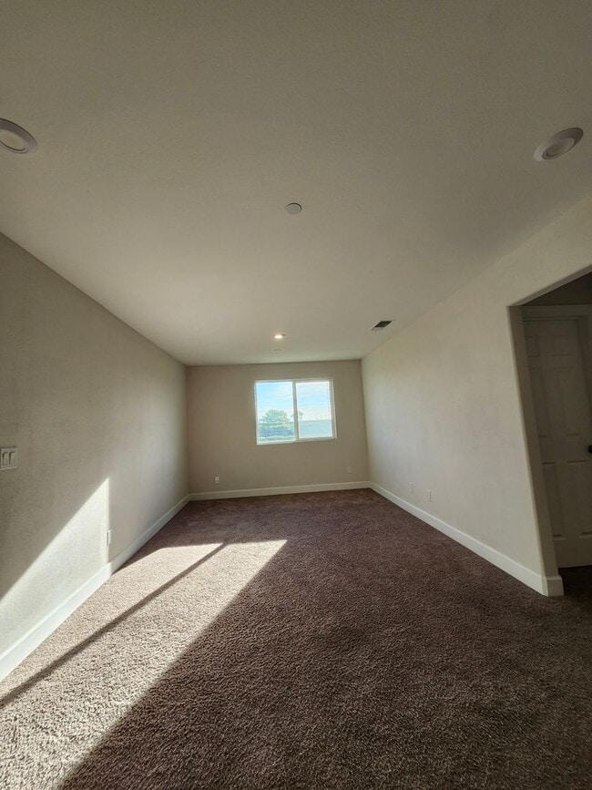 Building Photo - Beautiful Plumas Lake home on a large lot with SOLAR