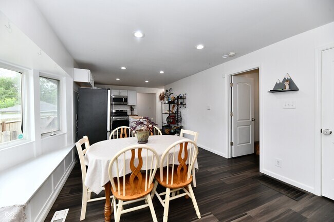 Building Photo - 1924 Mansfield St