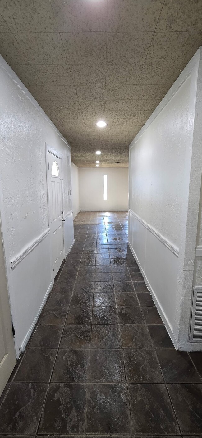 Building Photo - 206 Raymac St