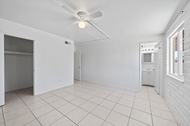 Building Photo - Eastside Spacious home